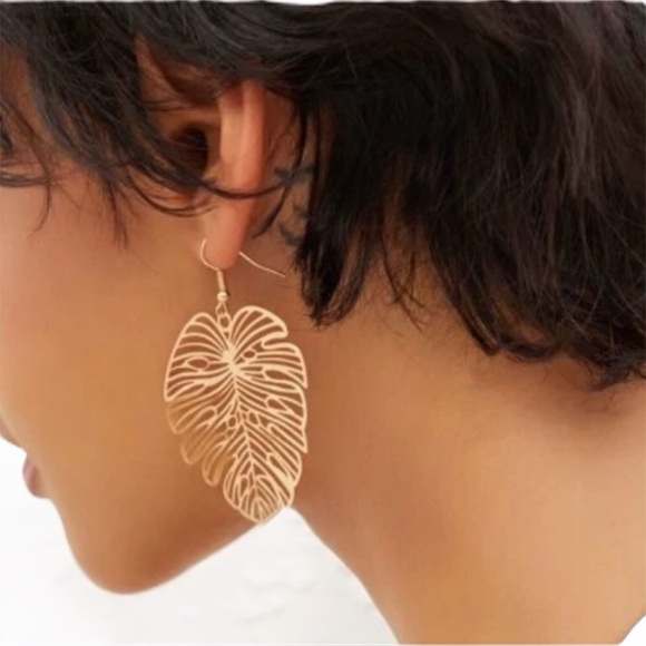 Tropical leaf dangle gold earrings - Picture 3 of 3